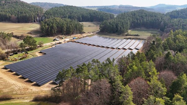 Bild vergr&ouml;&szlig;ern: Solarpark Ratzenhof Sicht von oben aus Südseite