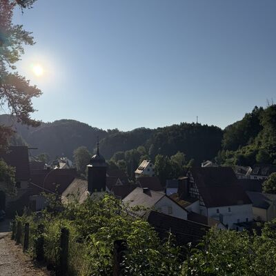 Bild vergr&ouml;&szlig;ern: Blick über Hirschbach mit der St. Wolfgangskirche bei Sonnenschein