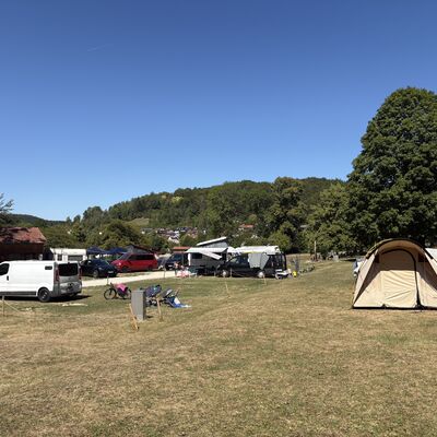 Bild vergr&ouml;&szlig;ern: Blick auf den Zelt- und Campingplatz