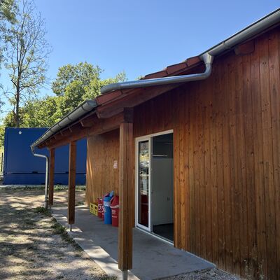 Bild vergr&ouml;&szlig;ern: Hütte von außen