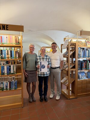 Bild vergr&ouml;&szlig;ern: Foto in der Bücherei Königstein links Karin Hiltel, mitte Maria Klobes-Martin und rechts Bürgermeister Jörk Kaduk