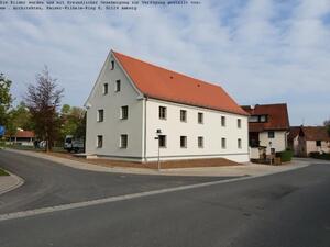 Bild vergr&ouml;&szlig;ern: Auf dem Bild sieht man das Anwesen "Sulzbacher Straße". Das Haus ist weiß und hat viele Fenster. Außerdem hat das Haus ein rotes Dach.