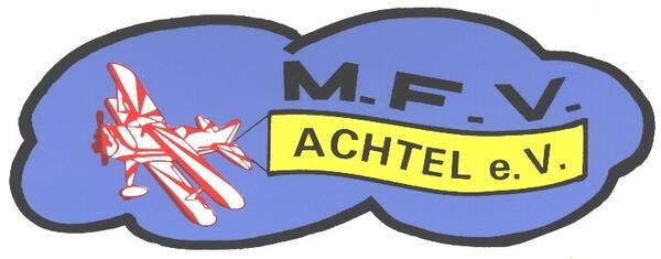 Bild vergr&ouml;&szlig;ern: In einer blauen, wolkenähnlichen Form mit schwarzem Rand steht in schwarzer Schrift "M.F.V. Achtel e.V." Das "Achtel e.V." steht unter dem "M.F.V." in einem gelben Banner mit schwarzem Rand. Links neben dem Vereinsnamen ist ein in Rot und Weiß gehaltenes Doppeldeckerflugzeug.