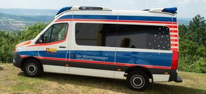 Bild vergr&ouml;&szlig;ern: Auf dem Bild sieht man den rot-blau-weißen ASB-Wünschwagen.