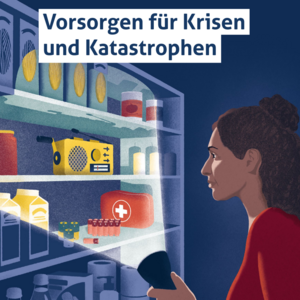 Bild vergr&ouml;&szlig;ern: Titelbild des Flyers "Vorsorgen für Krisen und Katstrophen", Zeichnung einer Frau die mit einer Taschenlampe in einem Regal auf ein Radio, Medikamente und Vorräte leuchtet.